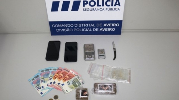 Jovens detidos em flagrante delito por tráfico de droga em Aveiro