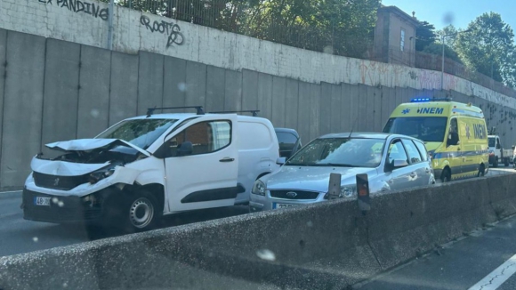 Acidente na VCI provoca longas filas de trânsito no Porto