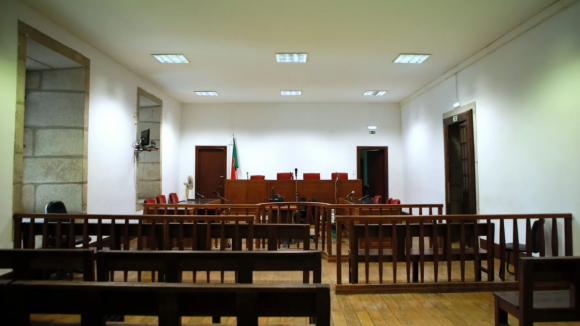 Funcion&aacute;rios de tribunais da comarca do Porto proibidos de aquecer refei&ccedil;&otilde;es