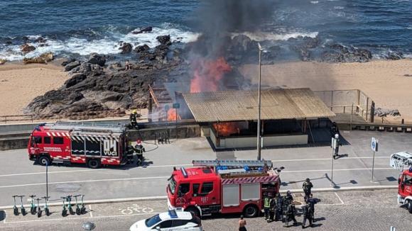 Bar na Foz do Douro consumido pelas chamas