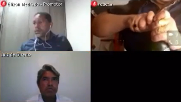 Abriu e bebeu uma cerveja durante o julgamento e acabou condenada por desrespeito