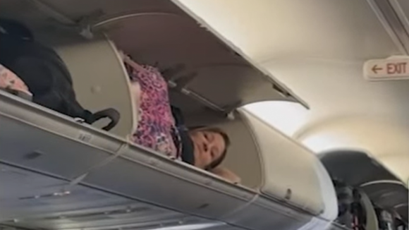 Ins&oacute;lito. Mulher filmada a dormir no compartimento de bagagem de um avi&atilde;o