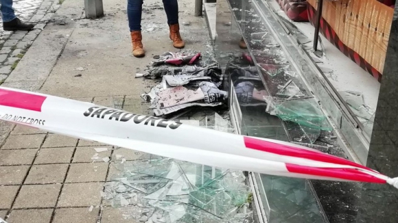 Incendiado e vandalizado centro social no Porto