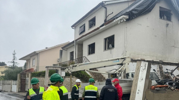 “Aconteceu aqui um milagre”. As imagens da explosão que destruiu 11 casas em Vila Verde