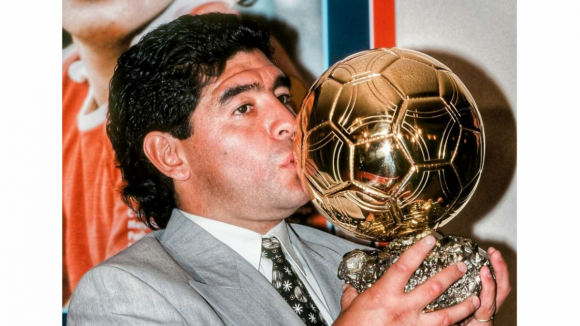Desaparecida durante décadas, Bola de Ouro de Maradona vai agora ser leiloada por "valor inacreditável"