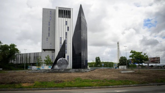 Concluída montagem do Monumento ao Empresário em Campanhã