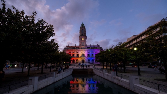 Bandeira LGBTQIA+ ilumina pela primeira vez a Câmara do Porto