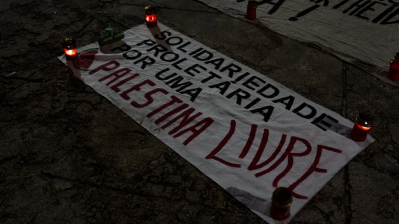 Alunos pró-Palestina mantêm protesto no jardim da Faculdade de Ciências do Porto