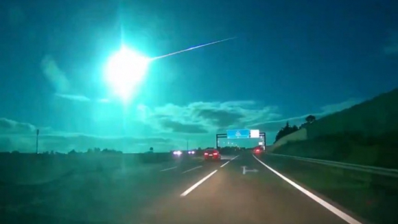 "Grande bola de luz". Como a imprensa estrangeira intitula a passagem de um meteoro por Portugal?