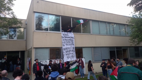 “Ninguém sai daqui”. Estudantes pró-Palestina invadem Faculdade de Ciências no Porto