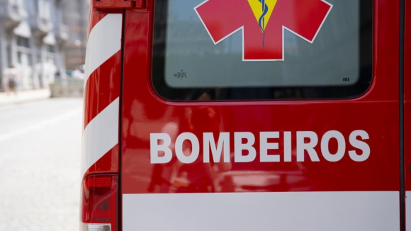 Despiste seguido de capotamento faz dois feridos na A7 na Póvoa de Varzim