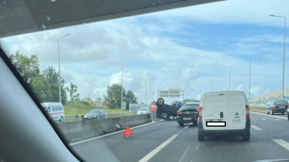 Despiste entre dois carros condiciona tr&acirc;nsito na A44 em Gaia