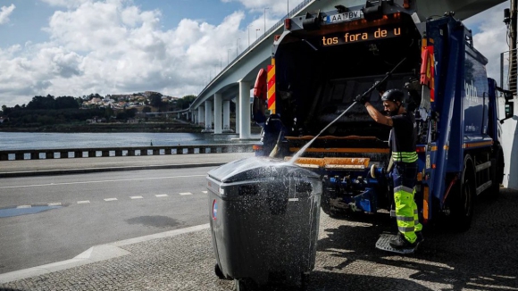 Reutilização de água na limpeza do espaço público poupou 1,2 milhões de litros de água potável no Porto 