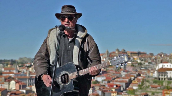 Morreu Alex, músico de rua do Porto e protagonista do filme "Por detrás da Moeda"
