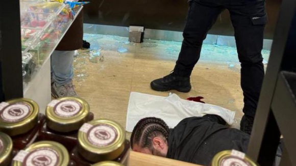 Homem detido após ameaçar clientes com taco de basebol em padaria no Porto 