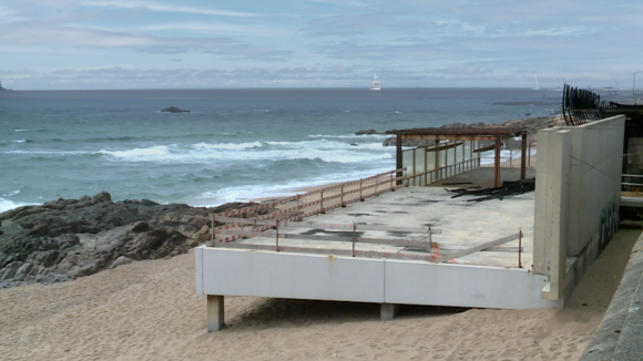 Demolição de estrutura na Praia do Ourigo, no Porto, vai mesmo avançar