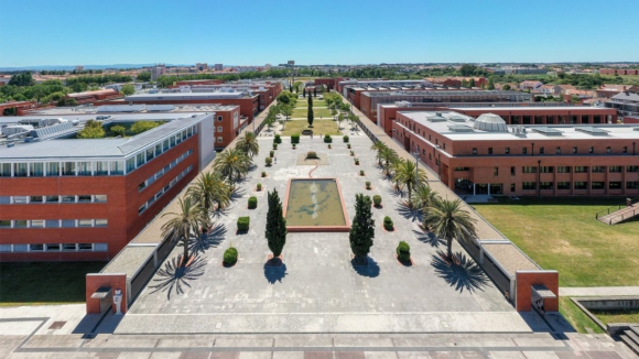 Universidade de Aveiro desenvolve vidro que gera energia a partir da luz solar ou iluminação artificial