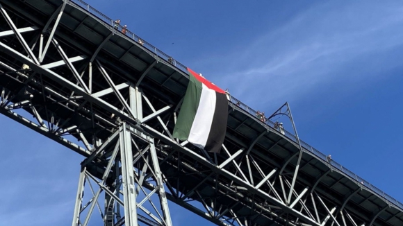 Bandeira da Palestina colocada na Ponte Luís I