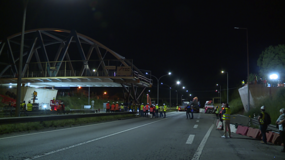 Megaoperação “deslizou” viaduto de 400 toneladas sobre a A28 em Matosinhos