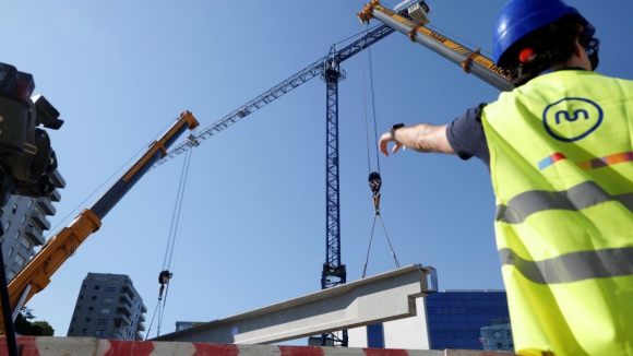 Peça a peça, três mil toneladas de vigas vão cobrir estação de metro da Galiza