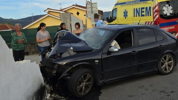 Jovem de 18 anos em estado grave após despistar-se e embater contra muro