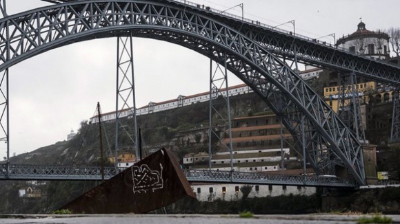 Encontrado corpo de homem que se atirou da Ponte Luís I