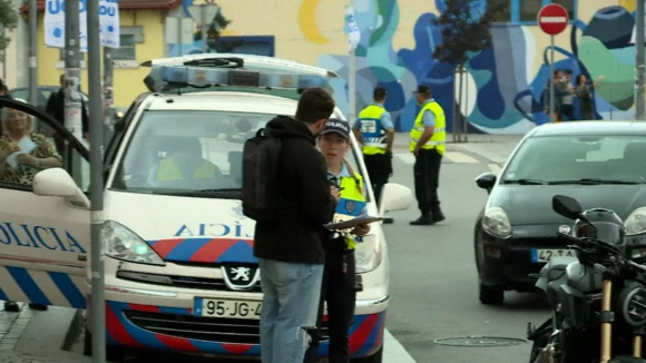PSP det&eacute;m no Porto condutor TVDE sem carta em opera&ccedil;&atilde;o especial no Campo 24 de agosto