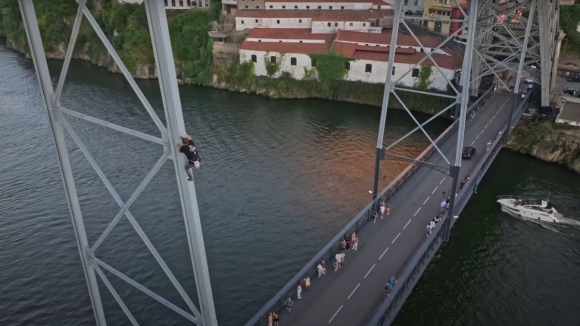 Influencer escala Ponte Luís I no Porto sem proteção e equipamento de segurança