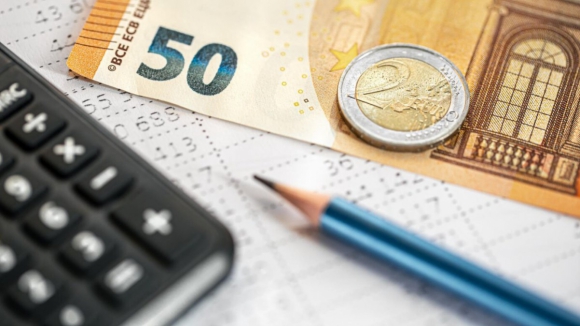 Finan&ccedil;as demora mais de 20 dias a pagar reembolsos de IRS