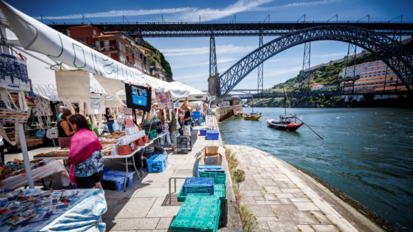 Feirantes vão continuar a vender na Ribeira, garante Câmara do Porto e APDL