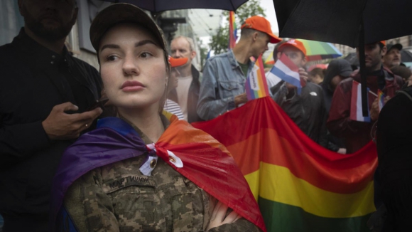 Centenas de pessoas participam na primeira marcha do orgulho LGBT em Kiev desde início da guerra