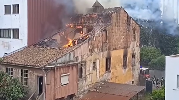 Incêndio consome casa devoluta em Braga