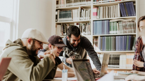 Mais de um quarto dos jovens com medo do que os outros pensam de si nas redes sociais