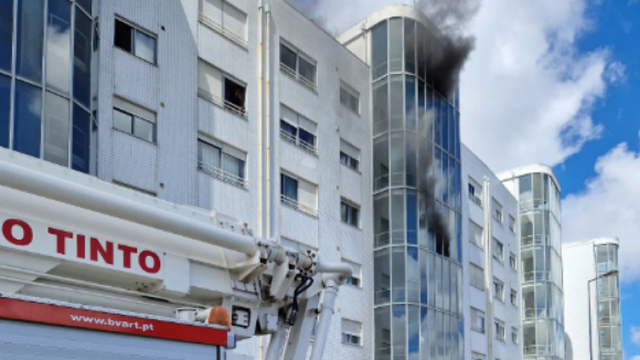 Incêndio em garagem de prédio em Rio Tinto faz seis feridos