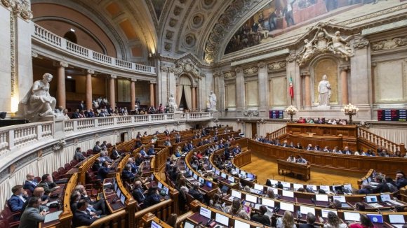Parlamento aprova subida faseada da dedu&ccedil;&atilde;o em IRS com a renda da casa