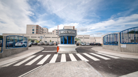 Buzin&atilde;o pela reabertura da urg&ecirc;ncia pedi&aacute;trica em Viseu junta cerca 50 ve&iacute;culos