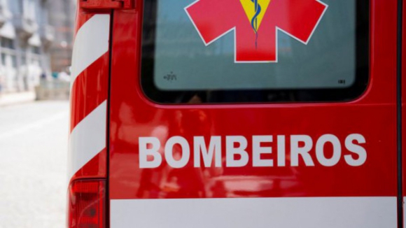 Bombeiro assistido no combate a inc&ecirc;ndio em armaz&eacute;m de produtos qu&iacute;micos no Marco de Canaveses