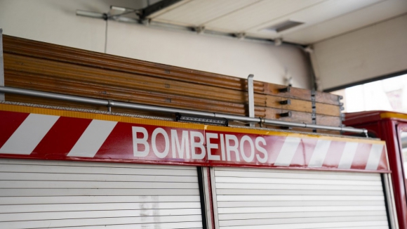 Fogo em armaz&eacute;m no Marco de Canaveses dominado ap&oacute;s cerca de sete horas de combate