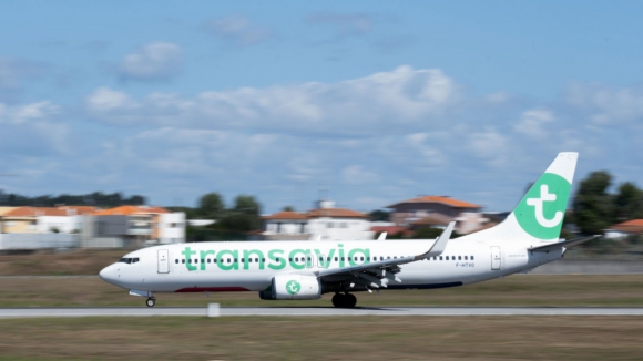 Avião com 134 passageiros a bordo aterra de emergência no aeroporto do Porto