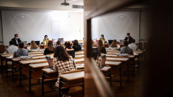 Menos de um quarto dos alunos de cursos profissionais seguem para o ensino superior