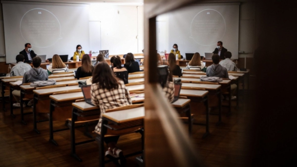 Câmara de Santo Tirso alarga cheque escolar ao ensino profissional e privado