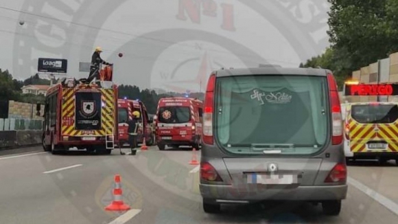 Choque em cadeia condiciona tr&acirc;nsito na A1 em Santa Maria da Feira