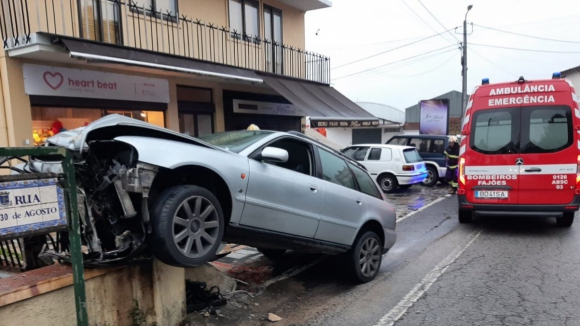 Condutor ferido após despiste em Oliveira de Azeméis 