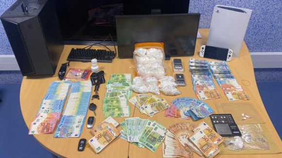 Três detidos, mais de sete mil doses de cocaína e 44 mil euros apreendidos no Porto e Gaia