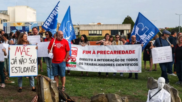 Dezenas de investigadores manifestam-se no Porto pelo fim da precariedade 