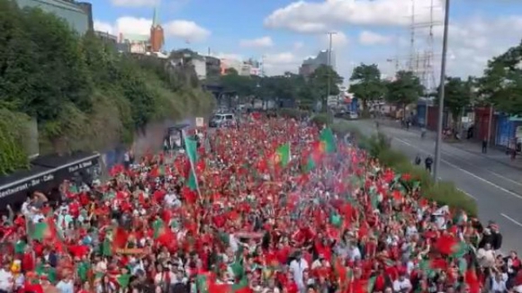 Portugueses fazem a festa em Hamburgo antes de reencontro com Fran&ccedil;a