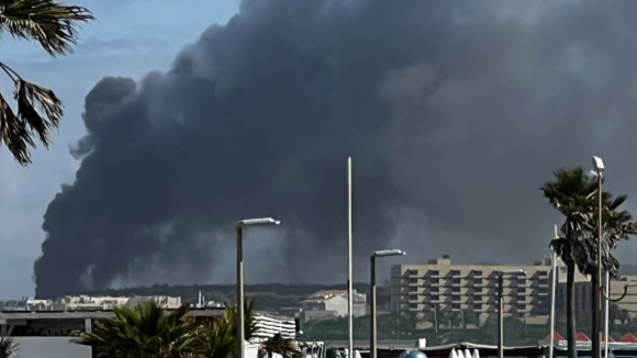 Chamas consomem fábrica em Vila Nova de Gaia