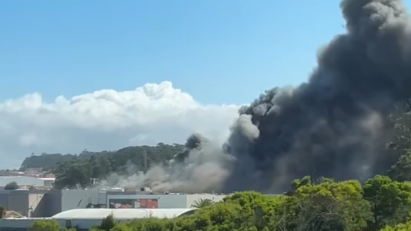 As imagens do incêndio de grandes dimensões numa fábrica em Gaia