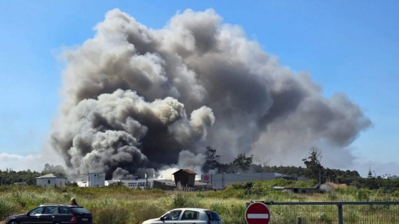 “Está dominado” incêndio de grandes dimensões em fábrica em Gaia