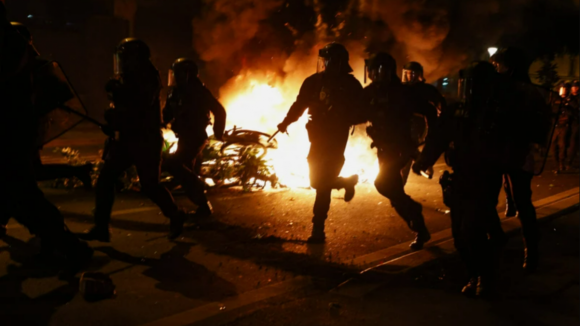 Vitória da esquerda acabou em confrontos entre manifestantes e polícia francesa. Imagens mostram rasto de destruição